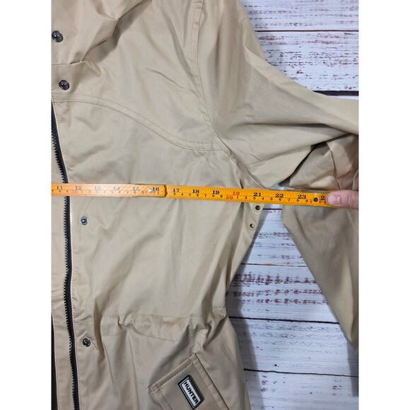 Hunter Women's Beige Hooded Utility Rain Jacket Cinched Wasit Mesh Lined Large - Picture 6 of 7